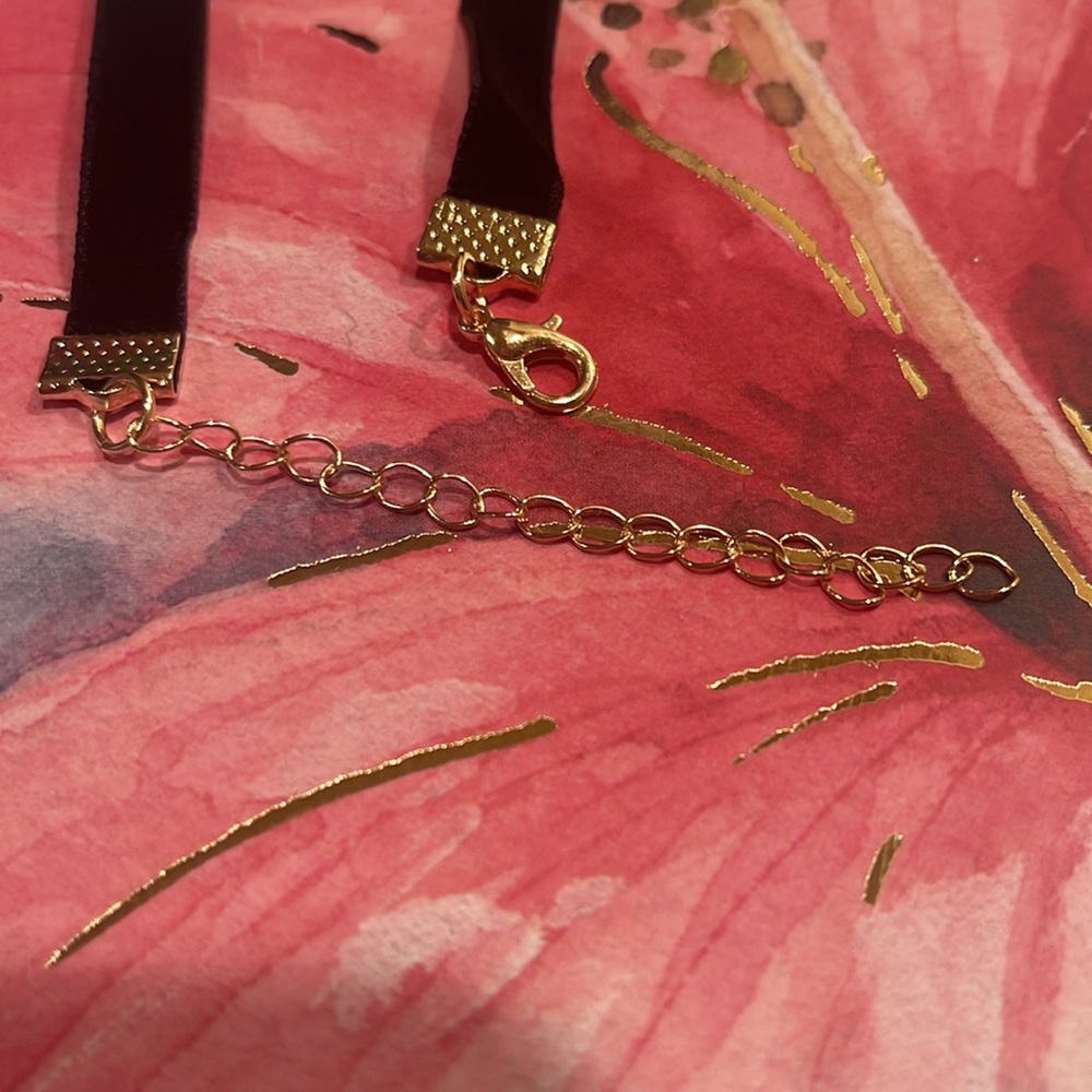 π Pretty faux pearl crown choker π - Picture 4 of 4